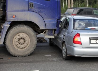 Brooklyn, NY – Minivan Collides with Semi-Truck on Roebling St